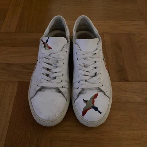 Axel Arigato Skor - Asfeta Arigato skor! Storlek 42 o passar som dem ska. Inte i det bästa skicket. !Inget og med följer! Skriv gärna om ni funderar över något (pris kan diskuteras)