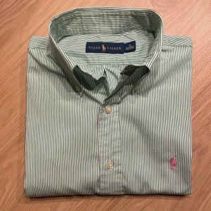 Ralph lauren skjorta  - Ralph lauren skjorta billig väl använd men gå enkelt o fixa om man vill  