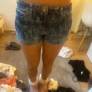 Jeans shorts - Bra kavleti med fjärlirar på