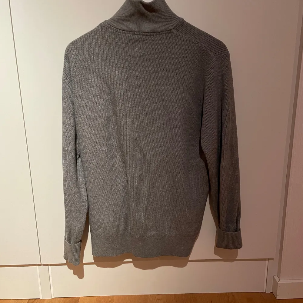 Tjena Säljer denna gråa Dobber tröja i storlek L, den är väldigt sparsamt använd och har inga skador. Kontakta mig gärna vid ytterligare frågor! Mvh Ludvig. Neuletakit & Villapaidat.