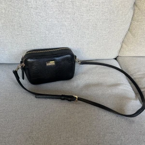 Väska - Jättefin svart axelremsväska från Åhlens, jättefint skick!