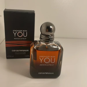 Stronger With You Absolutely - Stronger With You Absolutely EDP av Armani. Avgör mängd enligt bild. Inköpt på Kicks för 1000 kr. Jag säljer för 599 kr. Priset är ej hugget i sten så kom gärna med bud. (Inga skambud)