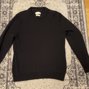 Kashmir tröja 100% merino - Marinblå 100% merinoull tröja i riktigt bra skick, passar till fester och vardag storlek S inga defekter dm vid frågor  Pris sänks vid snabb affär