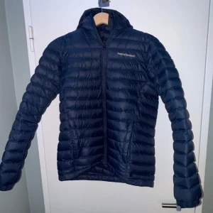 Peak Performance jacka  - Säljer en peak performance jacka som är perfekt nu till hösten/vintern. Jackan är i storlek 160, men skulle säga att den passar som ungefär XS. Skicket är 10/10 och så gott som ny. Nypris är 1800 kr. Vid eventuella frågor är det bara att höra av sig!
