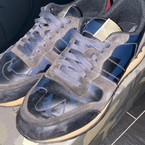Rockrunners - Säljer dessa as feta blåa Rockrunners! De har blivit för små för mig. Dem är använda fast i bra skick som man ser på bildern. Boxen ingår i köpet, och även extra skosnören! Kan passa 44 också.