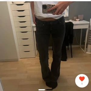 Grå bootcut jeans - säljer mina svart/grå jeans från junkyard, då dom aldrig kommer till användning. första bilden är lånad! ny pris 599!🫶🏼🩷
