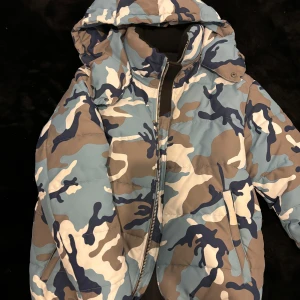 Benjart Ice Blue/Grey Camo - Jacka - Exemplariskt skick, 10/10, digitalt kvitto finns, pris går att diskutera vid snabb & smidig affär