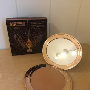 Selger denne Charlotte Tilbury airbrush bronzeren i 2 medium, da fargen er litt lys for meg. Har bare et lite merke i midten av at jeg har testet med børste, men ellers i helt ny stand💞 Kjøpt på NK i stockholm for 610sek.