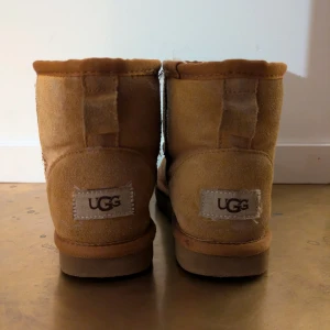 Uggs skor - Beigea/bruna uggs i bra skick. Andvända ett par gånger. Har lite färgskillnad men det är knappt så att det syns i ljuset. Säljer pga att de är för små. Pris går nog att diskuteras💕