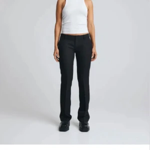 Lågmidjade Kostymbyxor med slits  - Storlek 36 från bikbok i nyskick , passar 34 