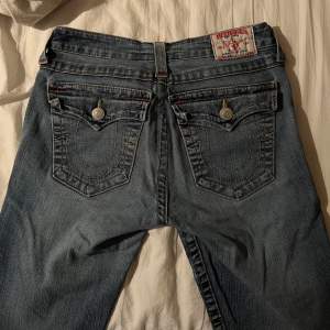 super fina bootcut true religion jeans i storlek S. kan inte visa bilder på då dem är för små. midjemåttet är 35cm och innerbensmåttet är 81cm.