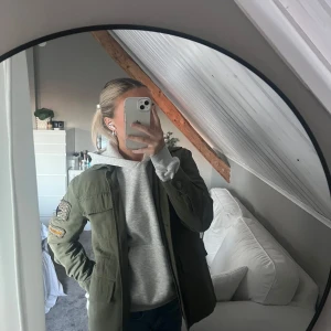 Grön jeansjacka  - En grön jeansjacka från Chelsea i storlek S! Knappt använd och bra skick!💕