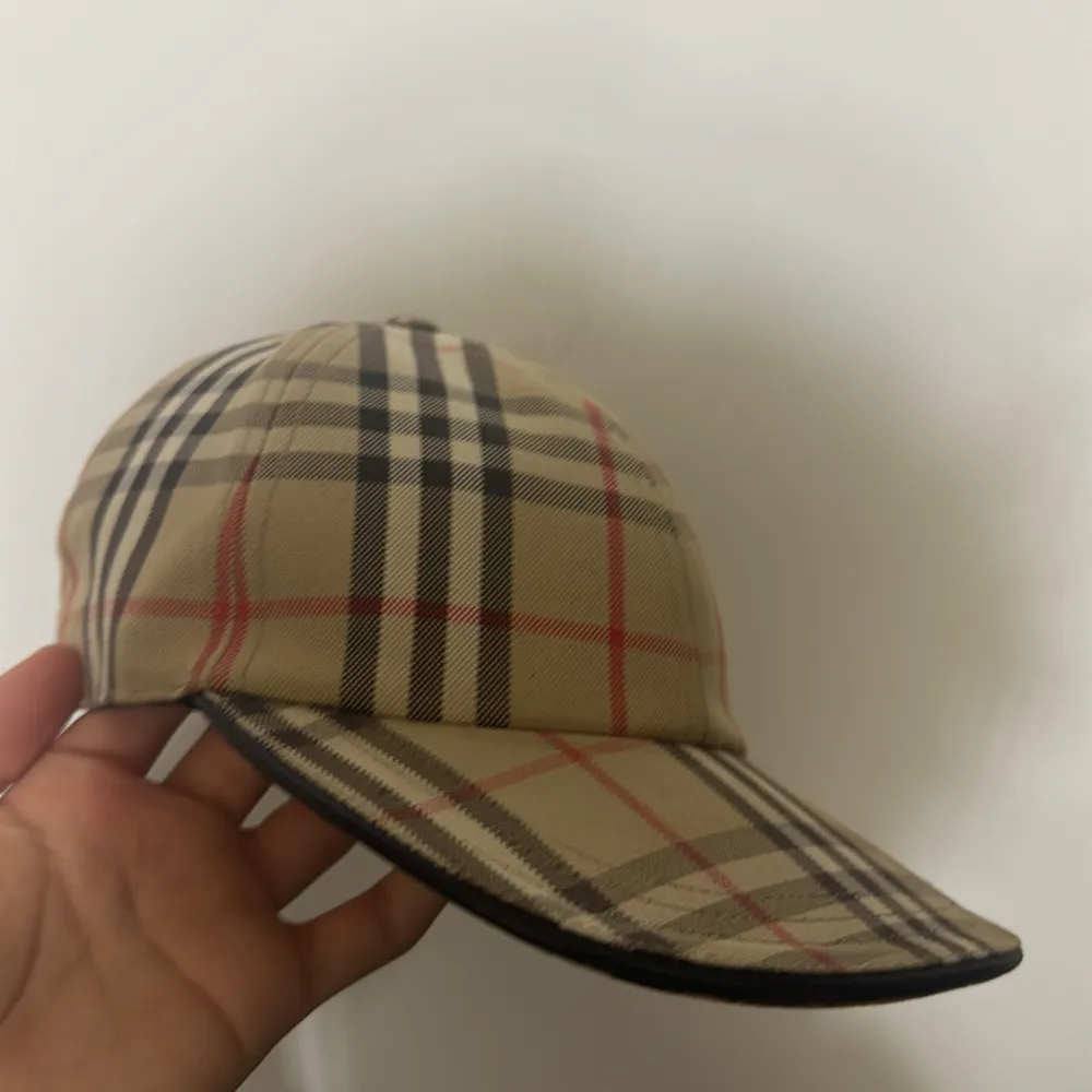 Helt ny äkta burberry keps kvitto/ box allt og finns först till kvarn. Accessoarer.