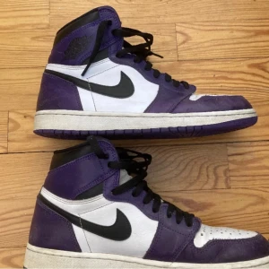 jordan 1 court purple - Säljer mina jordan 1 court purple pga att dom är för små. Skick 8/10. Skriv för fler bilder. Pris kan diskuteras. 