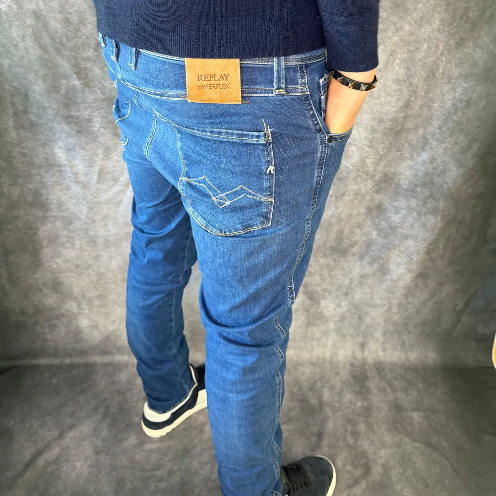 // Replay anbass jeans | Storlek W30/L32 | Benlängd: 102cm / Midja: 39cm | Nypris runt 1800kr | Kontakta för fler frågor eller funderingar // Deluxecloset. Jeans & Byxor.