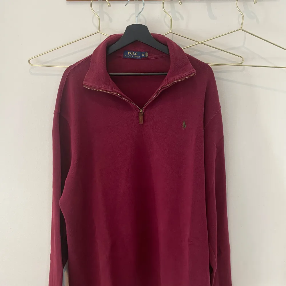 Säljer denna Ralph lauren 1/4 zip i mycket bra skick, nästan aldrig använd. Säljer på grund av att den är lite för stor för mig. Pris kan diskutera, och såklart är den 100% äkta. Passar även L i stolekena.. Hoodies.