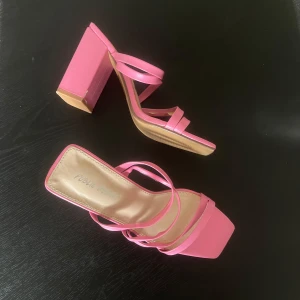 Rosa klackskor - Rosa klackskor, kommit till användning 1 gång 💓 med andra ord i fint skick ! 