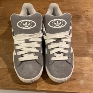 Addias campus - Helt nya är riktiga köpt från soleplus får 1400 men dom var för små och hade glömt bort dom så säljer dom för 1000