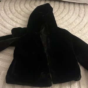 Svart päls jacka - En svart päls jacka från märker Only. Jackan har sällan använts och är i bra kvalitet. Lägsta pris 200kr