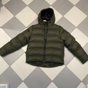 Dunjacka Helly Hansen - Helt ny Helly Hansen jacka använd max 5 gånger. Väldigt varm och perfekt jacka för vintern/hösten.  Säljer den pga brist på användning. Köpt förra året på Smögen bryggan. Nypris 3000 kr