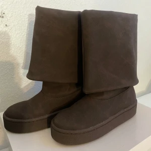 Platåstövlar- mörk brun  - Helt nytt oanvänd. 