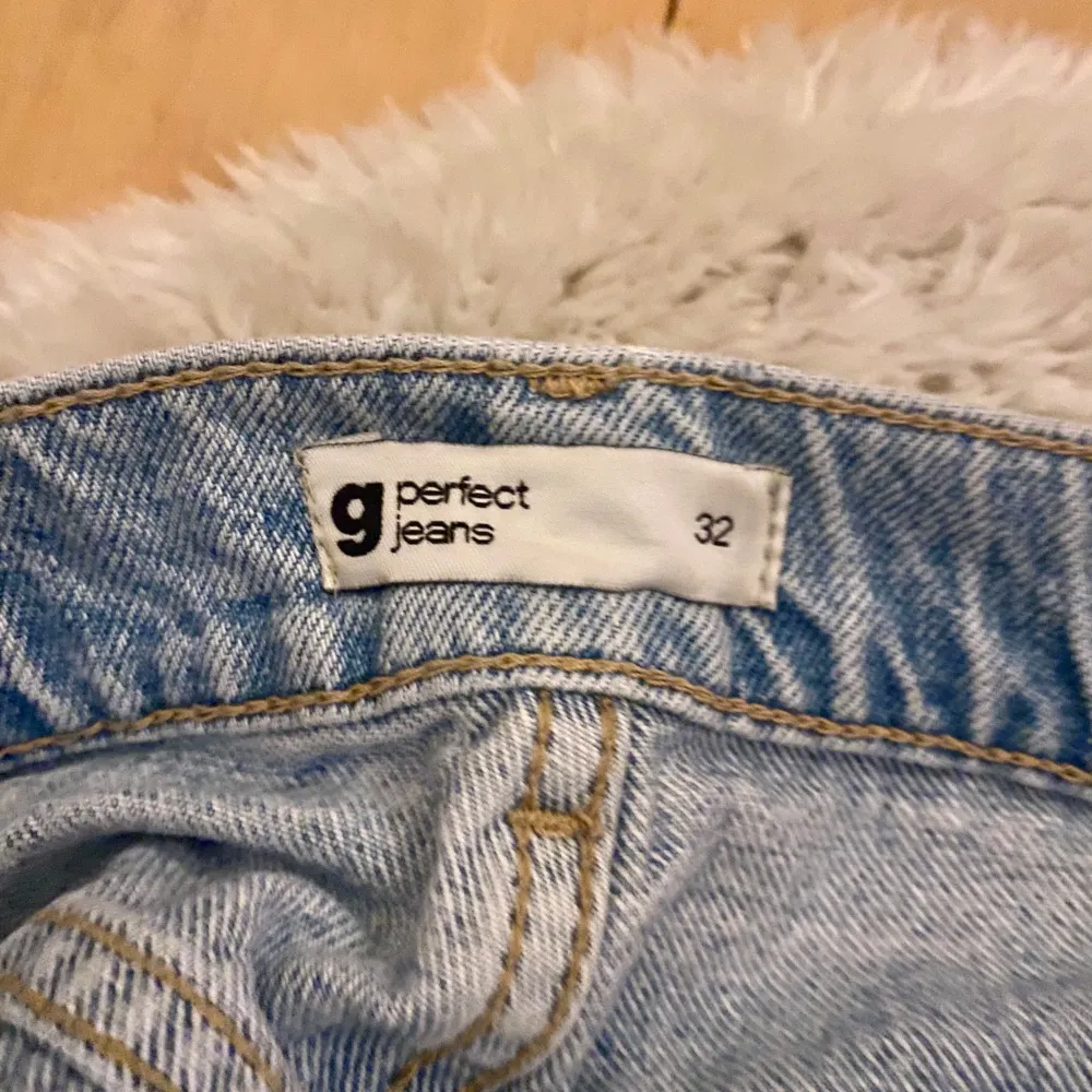 Använda ett fåtal gånger och säljs i mycket bra skick. Inte trasiga eller nötta någonstans. Storlek 32 och märket är Gina tricot.. Jeans & Byxor.