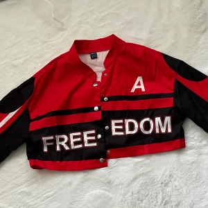 Tunn raceing jacka - Tunn jacka i racing stil i rött och svart från Shein. Storlek xs Aldrig använd.