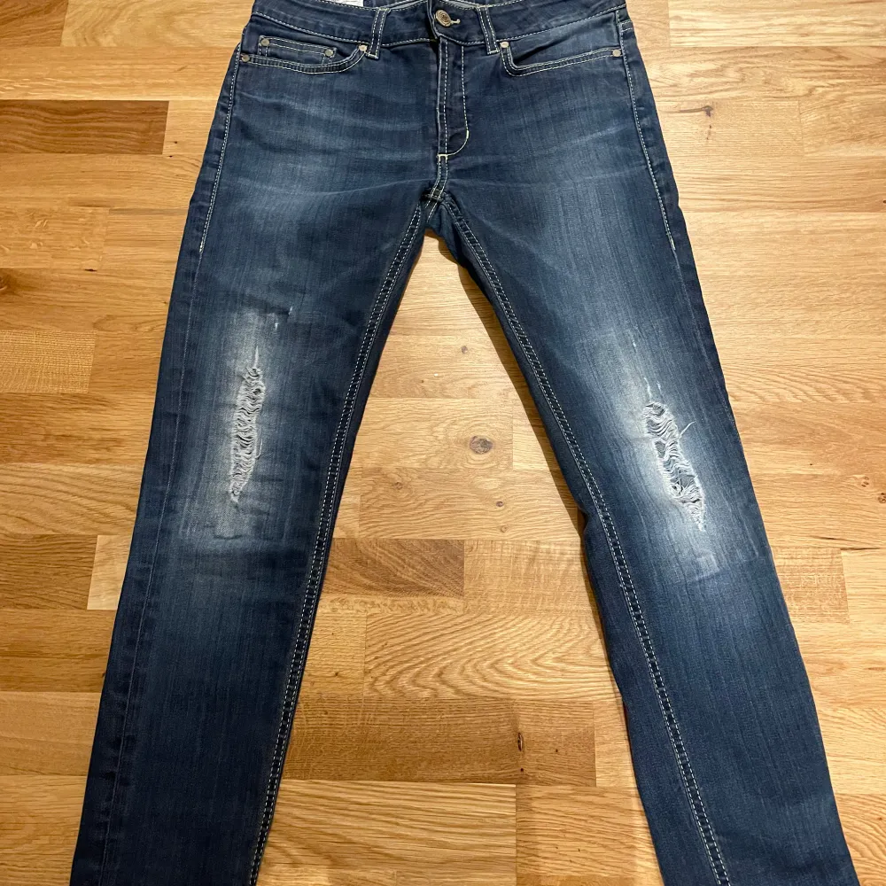 Ett par riktigt schyssta dondup jeans säljer då dem är för små för mig, 10/10 skick inget fel på dem. Sköna slitningar riktigt snygga nu till hösten!. Jeans & Byxor.