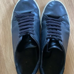 Axel arigato läder - Säljer ett par använda Axel arigato skor som är i använt skick och som är i läder. Dem är svarta och har storlek 41. 