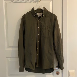 Skjorta - Säljer en tjockare grön bomullsskjorta från A days march, storlek M i mycket fint skick! Går utmärkt att bära själv eller med skjorta under Mått: Total längd - 71cm Bröstvidd - 54cm Axelbredd - 42cm Arminnerlängd- 48cm  Inga defekter eller skavanker 