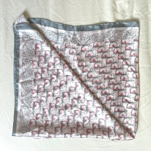 Dior silkesscarf - Dior scarf i fint skick. Pris kan diskuteras!