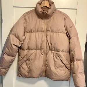 Puffer från HM - Varm och gosig vinterjacka från HM i fint skick, storlek S. Köparen betalar frakt. 