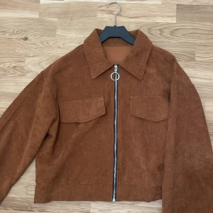 Ribbad velvet jacka - Brun croppad velvet/sammets jacka  Mjuk och tunn 