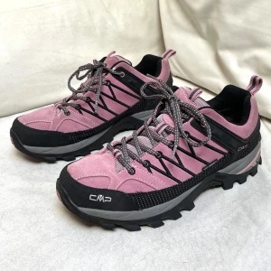 CMP trekking skor - Hikingskor från CMP. Storlek 42 men passar mer som 40,5-41. Har lätt missfärgning vid fotöppningen (se bilder) som nog går att tvätta bort. För övrigt i mycket fint skick. Sköna, vattentäta med ortholite sulor. Köpta nya för 1200kr. Pris diskuterbart