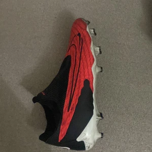 Knappt använda Nike phantom fotbollskor  - Är i jätte bra skick ser helt nya ut  Nypris 1299 säljer för 500kr  Och är ghost Lace.
