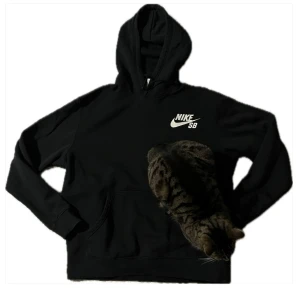 Nike SB tröja - Fin tröja som jag inte har haft på mig många gånger. Därav är den inte sliten eller har inte några defekter. Däremot är den mycket urtvättad och är mycket nopprig inuti. Skriv frågor om ni har några.