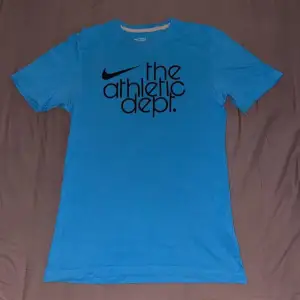 Nike blå t-shirt (herr) i storlek S. I mycket gott skick.