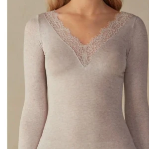 Intimissimi tröja - Jag säljer min super fina och sköna intimissimi tröja i beige. Super bra skick och nästan aldrig använd