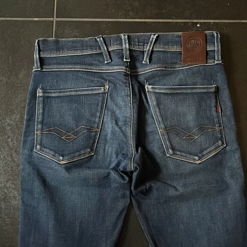 Asfeta Replay Jeans med stretchmaterial 🔥 Storleken är W30 W34 och modellen är anbass. Skick 9/10 endast använd fåtal gånger 🚨 hör av er vid frågor eller funderingar 🙏. Jeans & Byxor.