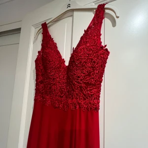 Balklänning - Säljer min vackra balklänning från märkert Mascara i storlek 34. Andvändes sparsamt under min student 2020 men har varit orörd sen dess. Därför i väldigt gott skick. Den har en djup rygg och ett släp baktill.  Nypris 3900:-  Mitt pris 2200:-