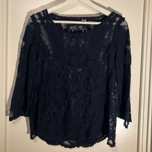 Spetsig topp - En jätte fin blå spetsig top hel ny skick 