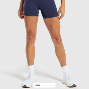 Gymshark shorts - Ett par supersnygga träningsshorts från Gymshark som inte passade mig. Dåligt ljus på bilderna men de är marinblåa 💞