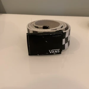 Vans bälte vit svart - Bältet är använt några gånger fast jag slutade använda det för länge sen pga att jag bytte stil, bältet är inte jätte slitet som d kan enkelt bli😇 hör av dig om du har några frågor👋🏼 mvh Linus 