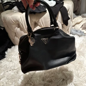 GUESS - Väska - Använd endast vid 3 tillfällen, inga defekter, nyskick. Säljer endast för bra pris🤍