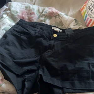 Lågmidjade jeans shorts - Bra, 