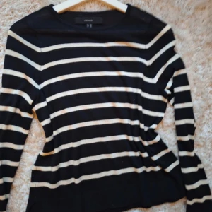 Fin randig tröja - Din randig tröja från vero moda I storlek xs. Bra skick. Pris går att diskutera vid snabb affär