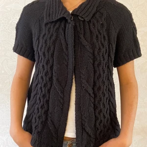 Stickad kofta  - Säljer denna gulliga stickade koftan som jag köpte på karlaplan 💗 den är storlek xl men den är liten i storleken så mer som en S