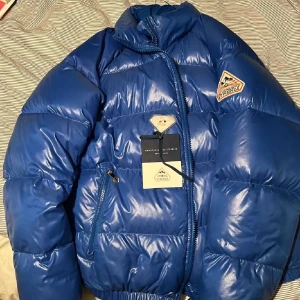 Pyrenex vinterjacka  - Supersnygg trendig vinterjacka Inköpt på NK i Stockholm  Nypris 4799 :-   Föll inte sonen i smaken  Hängt i garderoben 