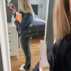 Super snygg äkta Kurt Geiger Väska som aldrig kommer till användning längre💕 Den är knappt använd och som i nyskick, inga defekter! Passar perfekt som skolväska men även för finare tillställningar. Skriv för fler frågor eller bilder☺️