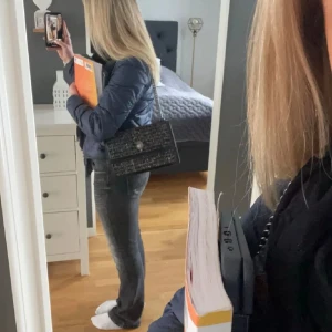 Kurt Geiger Väska💕 - Super snygg äkta Kurt Geiger Väska som aldrig kommer till användning längre💕 Den är knappt använd och som i nyskick, inga defekter! Passar perfekt som skolväska men även för finare tillställningar. Skriv för fler frågor eller bilder☺️